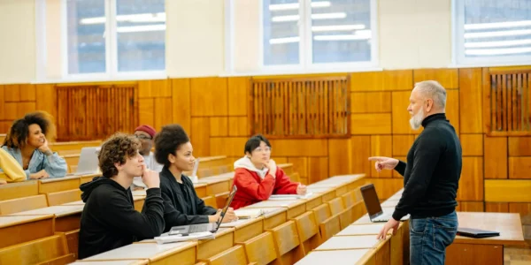 金佳垠校園演講秀親和力模擬記者會變帶貨現場