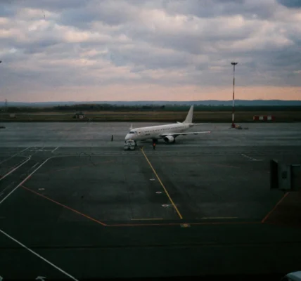 阿聯遭伊朗飛彈與無人機攻擊後　宣布限制領空通行