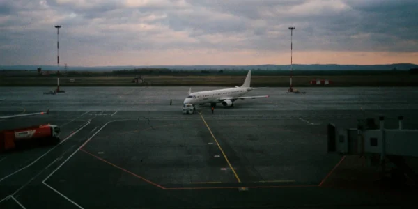 阿聯遭伊朗飛彈與無人機攻擊後　宣布限制領空通行