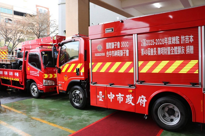 cafs化學消防車1輛-右-及消防救助裝備器材運輸車1輛-左。(台中市政府消防局提供)