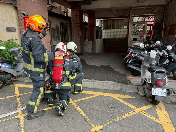 集合住宅地下室火警搶救演練。(圖/台中市政府消防局提供)