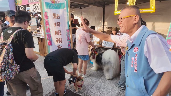 總幹事葛永樂表示，若寵物不慎走失，拾獲者可透過掃描吊飾，讀取飼主預先登錄的姓名及聯絡電話等資訊，增加協助寵物返家的機會。(圖/嘉義城隍廟提供)