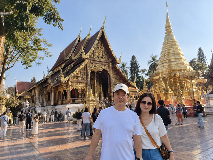 長榮旅行社創辦人蔡長榮（左）與總經理徐若婷（右）於泰北實地考察，攜手開創深度永續旅遊路線。
（圖/長榮旅行社提供）